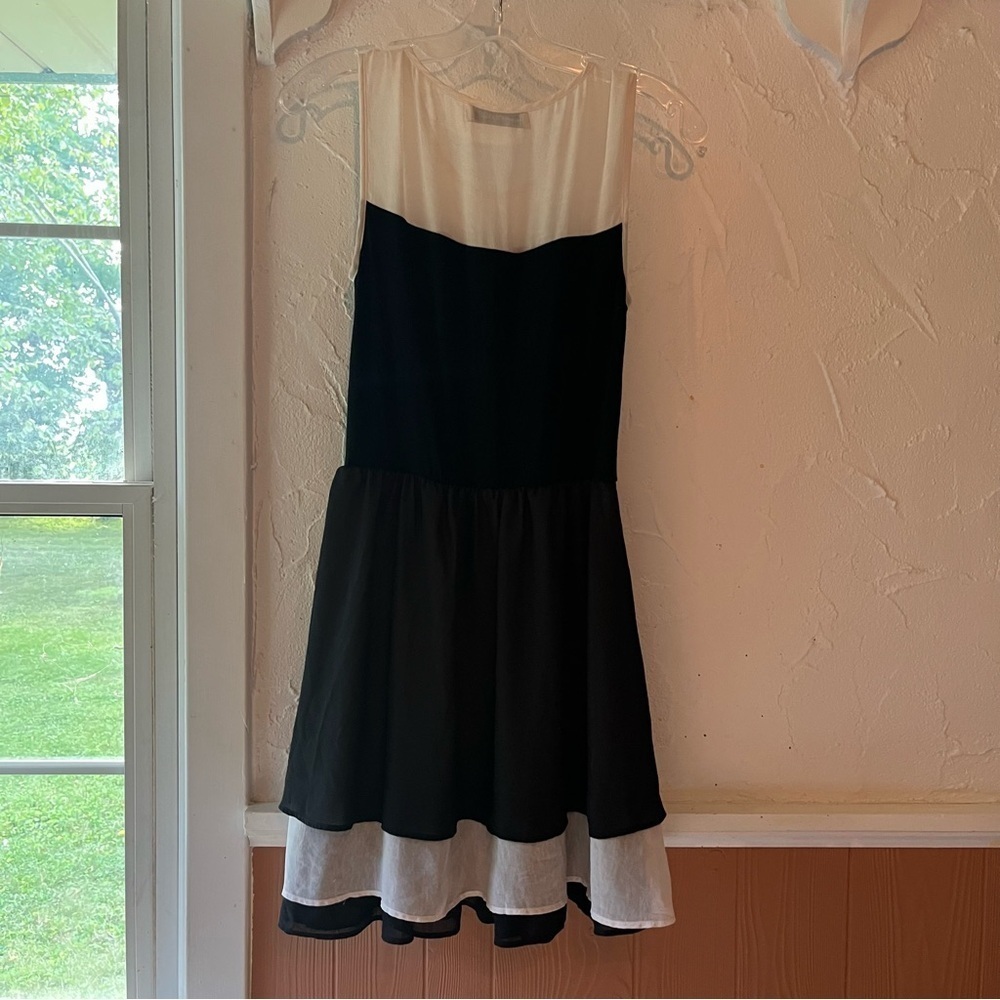 Chic Black and White Sleeveless Midi Dress - Picture 2 of 5